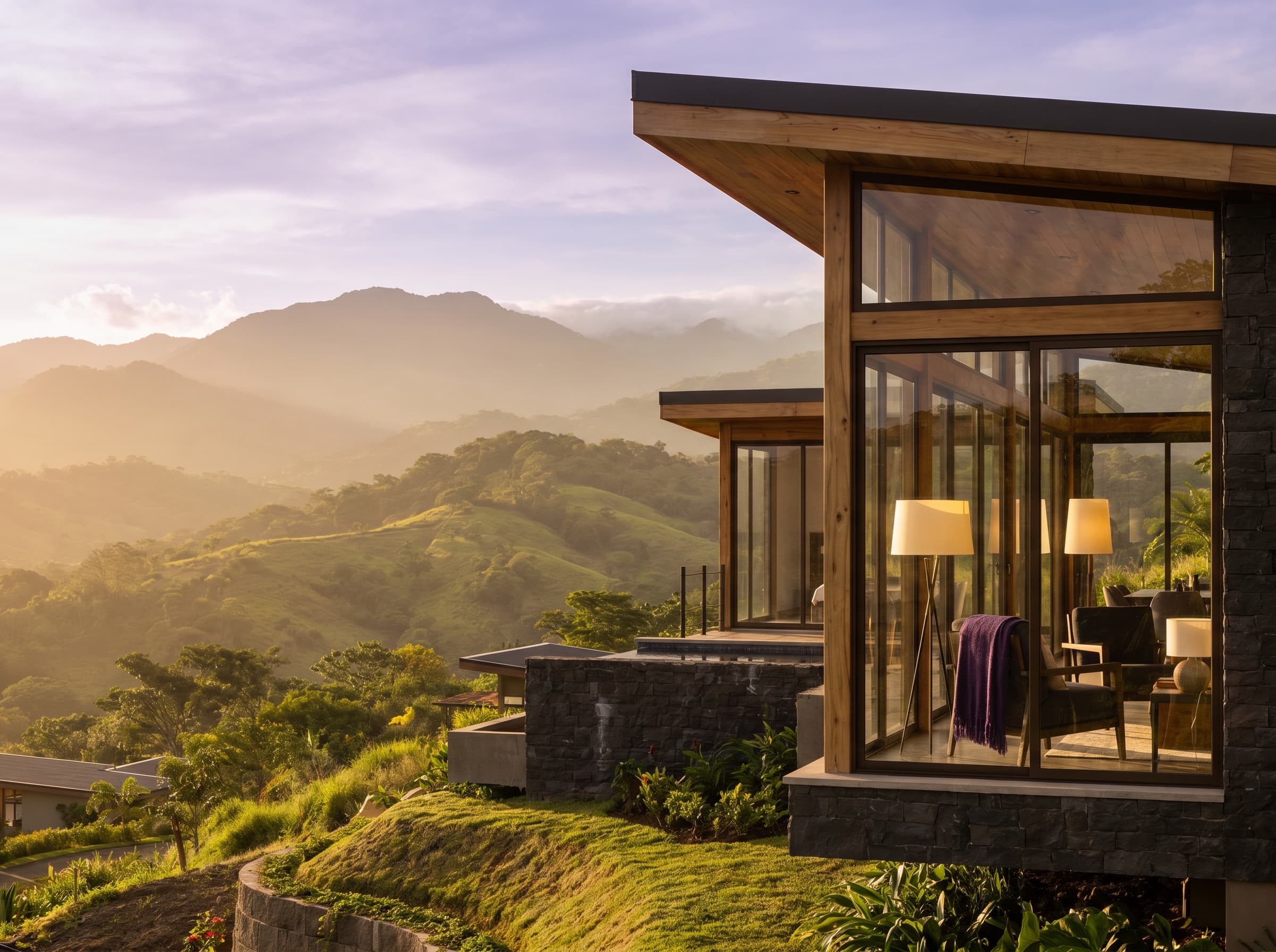 Desarrollo residencial moderno en Costa Rica al atardecer
