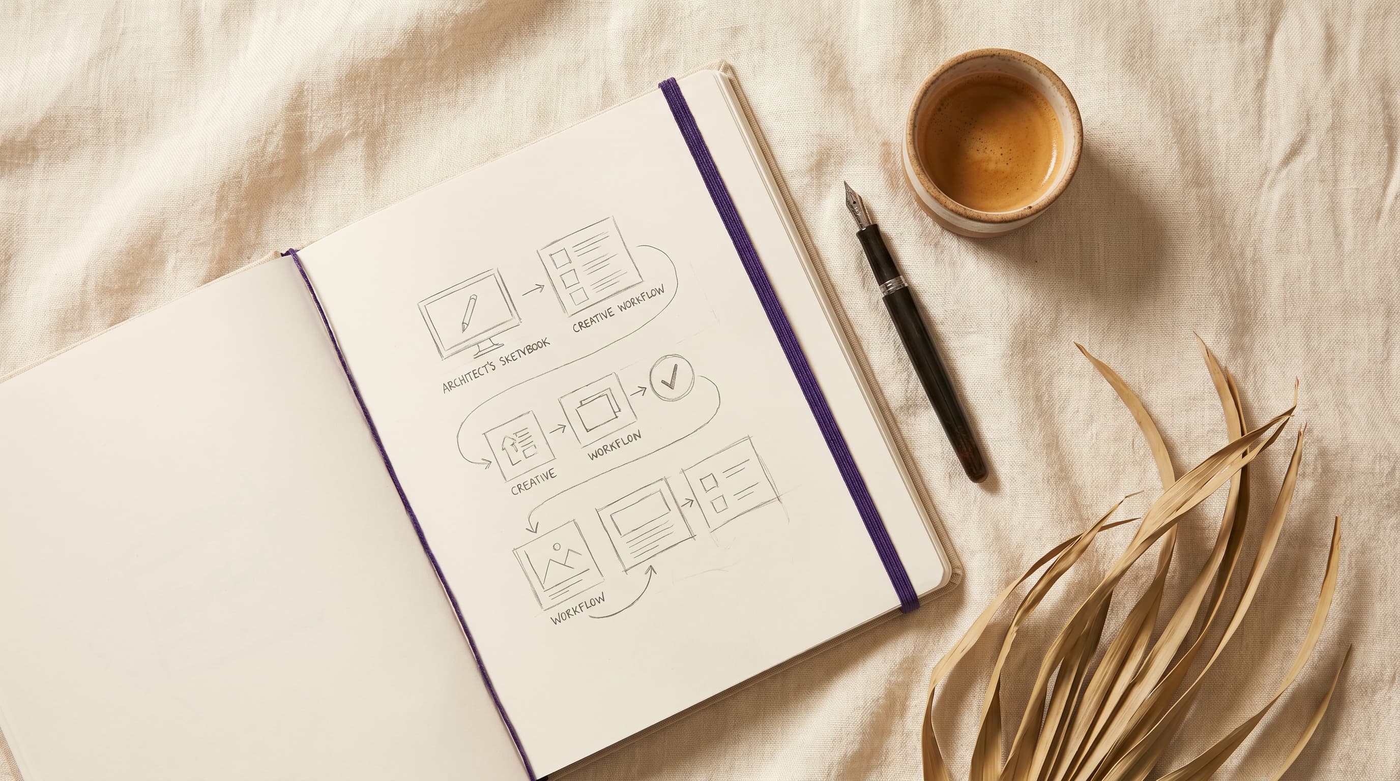 Cuaderno con cronograma de fases sobre fondo crema